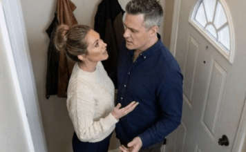 Muž je rekao da ona mora da daje svoju platu njegovoj majci.