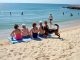 Prijateljice su se odmarale na plaži kada je pas dotrčao do njih i počeo da laje — jedna od žena je iznenada pobledela kad je primetila nešto u njegovom krznu.