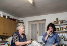 Svekrva i snaja se žestoko posvađale oko mešenja česnice, a onda su u ponoć zajedno plakale nad tepsijom
