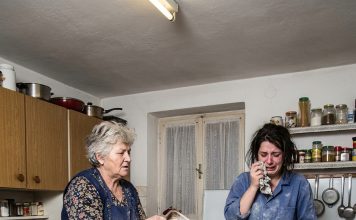 Svekrva i snaja se žestoko posvađale oko mešenja česnice, a onda su u ponoć zajedno plakale nad tepsijom
