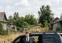 Iz crnog automobila izašao je muškarac, a tišinu je prekinulo jedno pitanje: „Da li je on moj sin?”