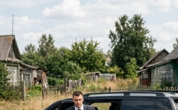 Iz crnog automobila izašao je muškarac, a tišinu je prekinulo jedno pitanje: „Da li je on moj sin?”