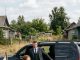 Iz crnog automobila izašao je muškarac, a tišinu je prekinulo jedno pitanje: „Da li je on moj sin?”