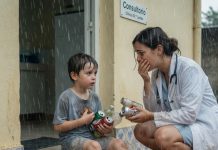 Dječak je stigao sa šakom starih kovanica i praznim bocama kako bi izliječio slomljenu nogu, ali liječnica je otkrila da je to sin koji joj je oduzet prije pet godina: „Nemojte me tući, bit ću dobar”