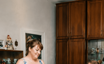 Svekrva me predstavila kao „bivšu snahu“… ali nakon mog odgovora cijeli je stol zanijemio 😱😨