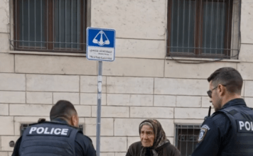 Policija je osetila sažaljenje prema jadnoj starici koja je nelegalno prodavala robu na ulici — ali kada se jedan od policajaca sagnuo da bolje pogleda povrće, žena je odmah uhapšena 😱😨