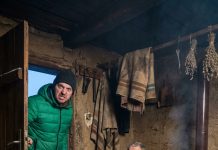 Godinama sam lomio kičmu po bečkim skelama, živeo na pašteti i starom hlebu, štedeći svaki prokleti samo da bih u svom selu podigao dvorac.