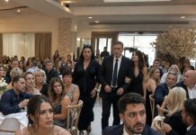 Moji roditelji pojavili su se na mom vjenčanju odjeveni kao za sprovod, samo da me ponize… ali nisu imali pojma da je moj muž pred 180 uzvanika već pripremio njihov pad.