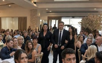 Moji roditelji pojavili su se na mom vjenčanju odjeveni kao za sprovod, samo da me ponize… ali nisu imali pojma da je moj muž pred 180 uzvanika već pripremio njihov pad.