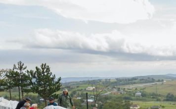 Kiša je krenula usred slavlja, a ono što su ovi ljudi potom napravili postalo je hit na Balkanu