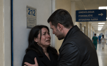 Moj zet me nazvao plačući: „Tvoja kćerka nije preživjela porođaj.“ Odjurila sam u Opštu bolnicu u, a kada sam stigla do sobe 212, on je stao ispred mene, uhvatio me za ramena i šapnuo: „Ne želiš da je vidiš takvu. Vjeruj mi.“ U njegovim očima bilo je nešto gore od tuge: strah… i te noći sam shvatila da ne kriju samo oproštaj, nego i istinu.