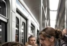 — Zar te nisu naučili da ustupiš svoje mjesto starijim ljudima?! — viknuo je putnik u metrou: Ali mladić je uradio nešto što niko nije očekivao 😨😲