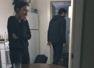 Muž je ubacio moj pozitivan test za trudnoću u čašu vode i rekao: “Neka se namoči, kao i tvoja laž. Ja sam napravio vazektomiju.”