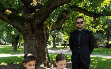Pratio je svog 12-godišnjeg sina nakon škole, očekujući da će ga uhvatiti u laži… Ali ono što je otkrio na klupi u parku ostavilo ga je potpuno bez riječi…
