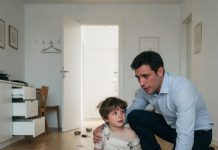 Vratio sam se kući s desetosatne smjene i zatekao kuću polupraznu, mog trogodišnjeg sina samog i pitanje koje me slomilo: „Gdje je mama?“ Kad sam otkrio tko ju je potaknuo da pobjegne, sve se promijenilo.