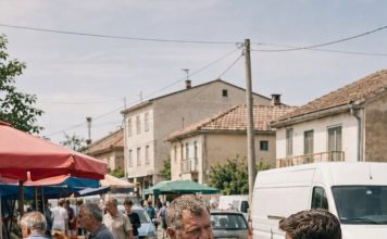 Htio je starici prevrnuti sandučić s trešnjama pred cijelom tržnicom, ali krupni muškarac iz bijelog kombija znao je tajnu zbog koje je bahati bogataš istog trena izgubio glas