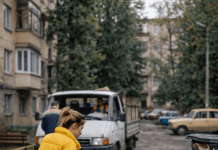Jedne večeri, žena je izašla da baci smeće i na deponiji pronašla skoro novi kauč. Odlučila je da ga odnese kući: kod kuće su ona i njen muž počeli da ga popravljaju, ali odjednom je njen muž povikao: „Pogledaj šta je ovo…“ 😨😱