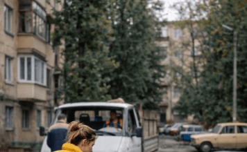 Jedne večeri, žena je izašla da baci smeće i na deponiji pronašla skoro novi kauč. Odlučila je da ga odnese kući: kod kuće su ona i njen muž počeli da ga popravljaju, ali odjednom je njen muž povikao: „Pogledaj šta je ovo…“ 😨😱