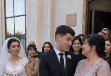 Odmah nakon venčanja, mladoženja je podigao svoju majku u naručje umesto mlade, ponižavajući svoju ženu: ono što je mlada uradila nakon toga šokiralo je sve 😢😱