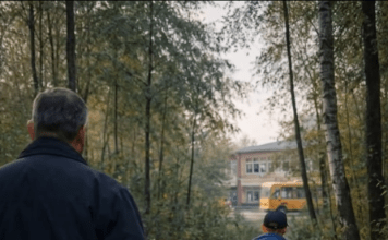 Vozač školskog autobusa primetio je da jedan od učenika ne ide u školu, već se uputio ka šumi; odlučio je da ga prati i bio je u šoku od onoga što je video 😲😨