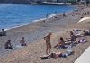 ŽENA NA PLAŽI U CRNOJ GORI ŠOKIRALA LJUDE: Ne kupa se, SVI GLEDAJU ŠTA DRŽI U RUKAMA – “ovo je kraj sveta” (VIDEO)