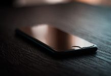 Mislili ste da vas vara ili da skriva poruke: Šta zapravo znači kada neko drži telefon okrenut ekranom nadole?