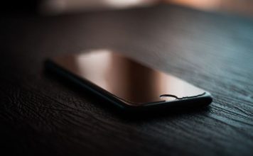 Mislili ste da vas vara ili da skriva poruke: Šta zapravo znači kada neko drži telefon okrenut ekranom nadole?
