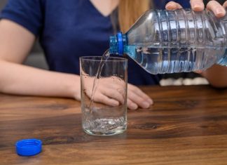 Da li je bezbedno piti vodu od juče? Stručnjaci kažu da može biti opasnije nego što mislite, evo zašto