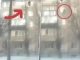Čistila klimu, pala s prozora, a onda usledio šok! Žena pala sa petog sprata, kad su svi mislili da je kraj… (VIDEO)