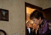 Spavala sam sa temperaturom od 39,5 stepeni kada me je svekrva polila hladnom vodom i naredila mi da ustanem i dočekam goste – a tada sam uradila nešto što niko nije očekivao… 🫣😲