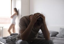 Jedna naizgled bezazlena navika može da uništi intimu: Većina parova je svakodnevno ponavlja