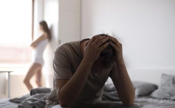 Jedna naizgled bezazlena navika može da uništi intimu: Većina parova je svakodnevno ponavlja