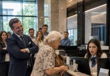 Milijunaš se nasmijao kad je 90-godišnja starica zatražila da provjeri stanje na računu. Nekoliko trenutaka kasnije cijela je banka ostala bez riječi.