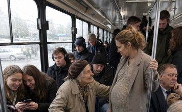Baka je jedina ustala trudnici u prepunom tramvaju dok su svi gledali u pod. Sutradan je na vrata njene trošne kuće stigao kamion, a cijelo naselje je zanijemilo.