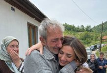 Prodao je posljednji komad zemlje da školuje kćer — a 11 godina kasnije kolona automobila pred njegovom kućom natjerala je cijelo selo na suze
