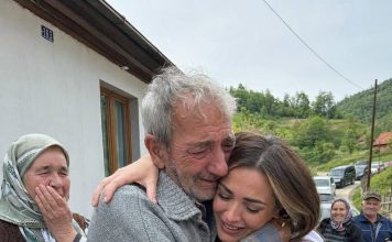 Prodao je posljednji komad zemlje da školuje kćer — a 11 godina kasnije kolona automobila pred njegovom kućom natjerala je cijelo selo na suze