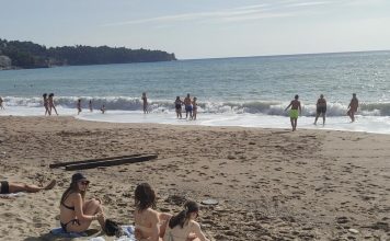 Panika kod Sutomora, JEZIVO MORSKO STVORENJE sledilo kupače!SVI PREDTRAVLJENI POBJEGLI SA PLAŽE GLAVOM BEZ OBZIRA!!!