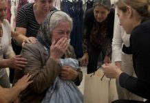 Prodavačice su izbacile 74-godišnju baku iz butika jer je dotaknula skupu haljinu… Ali jedna njezina rečenica utišala je cijelu trgovinu…