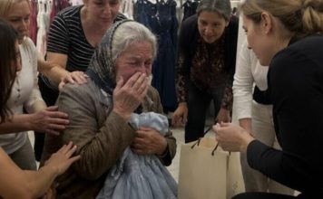 Prodavačice su izbacile 74-godišnju baku iz butika jer je dotaknula skupu haljinu… Ali jedna njezina rečenica utišala je cijelu trgovinu…