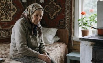 Djeca su ostavila majku samu u selu, a nisu joj ni došla na sahranu: Nakon njene smrti, kada je notar otvorio oporuku, svi su ostali šokirani odlukom koju je starica donijela 😲😨