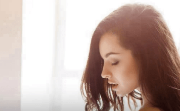5 suptilnih znakova koji mogu otkriti da je žena zainteresovana za vas