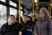 U autobusu bahati mladić ne samo da je odbio ustupiti mjesto starijoj ženi, već je demonstrativno stavio nogu na sjedište — ali ovakvu kaznu sigurno nije očekivao 😨😱