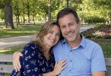 Nakon trideset šest godina braka moj me muž razveo bez objašnjenja — tek na njegovu sprovodu, između pijanstva njegova oca i jedne zaključane metalne kutije, otkrila sam da je vlastiti život pretvorio u laž kako bi spasio moj život Nakon trideset šest godina braka moj me muž razveo bez objašnjenja — tek na njegovu sprovodu, između pijanstva njegova oca i jedne zaključane metalne kutije, otkrila sam da je vlastiti život pretvorio u laž kako bi spasio moj život - featured image