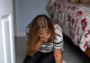 Odmah nakon sahrane naše kćerke, moj muž me je uporno nagovarao da bacimo sve njene stvari. Ali kada sam počela da čistim njenu sobu, pronašla sam čudnu poruku: „Mama, ako ovo čitaš, znači da više nisam živa. Samo pogledaj ispod kreveta.“ 😱