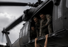 Vojnici su izbacili svoju komandirku, kapetanicu, iz helikoptera jer su odbijali da joj se pokoravaju; ali niko od njih nije mogao ni da zamisli kako će se završiti ovaj okrutni čin. 😳