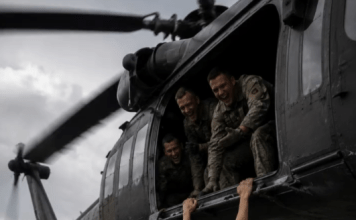 Vojnici su izbacili svoju komandirku, kapetanicu, iz helikoptera jer su odbijali da joj se pokoravaju; ali niko od njih nije mogao ni da zamisli kako će se završiti ovaj okrutni čin. 😳