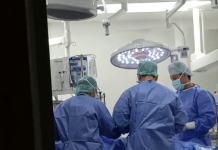 😱 Kada sam ušla u bolnicu, nigdje nije bilo nijednog liječnika. Pult medicinskih sestara bio je prazan, na hitnom prijemu nitko se nije javljao, a obitelji pacijenata stajale su po hodnicima, zbunjene i čekale.