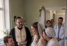 „Udala sam se za ljubav svog života u bolničkoj sobi nakon što su nam liječnici rekli da mu je ostalo još samo nekoliko mjeseci života. Ali odmah nakon što smo izgovorili ‘Da’, jedna me medicinska sestra povukla u stranu i šapnula: ‘Prije nego što odeš… pogledaj ispod njegova madraca.’“ „Udala sam se za ljubav svog života u bolničkoj sobi nakon što su nam liječnici rekli da mu je ostalo još samo nekoliko mjeseci života. Ali odmah nakon što smo izgovorili ‘Da’, jedna me medicinska sestra povukla u stranu i šapnula: ‘Prije nego što odeš… pogledaj ispod njegova madraca.’“ - featured image