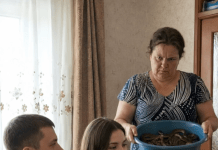 Svaki put kada je njen sin doveo djevojku kući da je upozna sa svojom majkom, žena bi joj bacila kantu otrovnih zmija preko glave kako bi je testirala; ali niko nije mogao ni zamisliti kako će se jedan od tih susreta završiti 😨