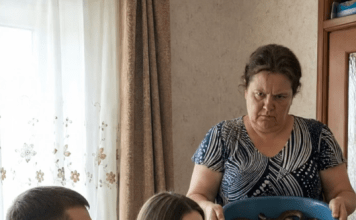 Svaki put kada je njen sin doveo djevojku kući da je upozna sa svojom majkom, žena bi joj bacila kantu otrovnih zmija preko glave kako bi je testirala; ali niko nije mogao ni zamisliti kako će se jedan od tih susreta završiti 😨